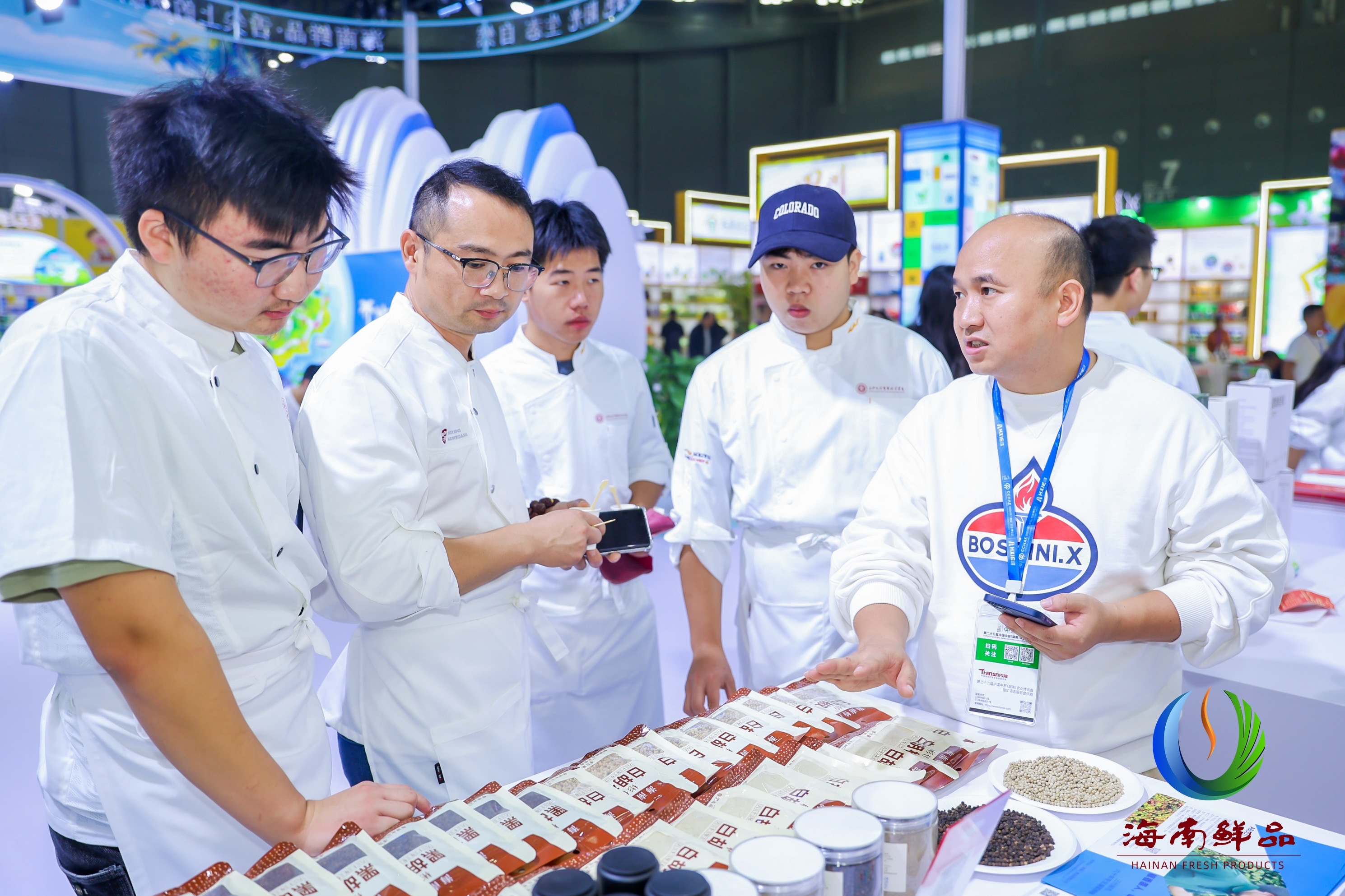 中国湘菜大师率队来我司展台现场品鉴彬侨胡椒 (1).jpg