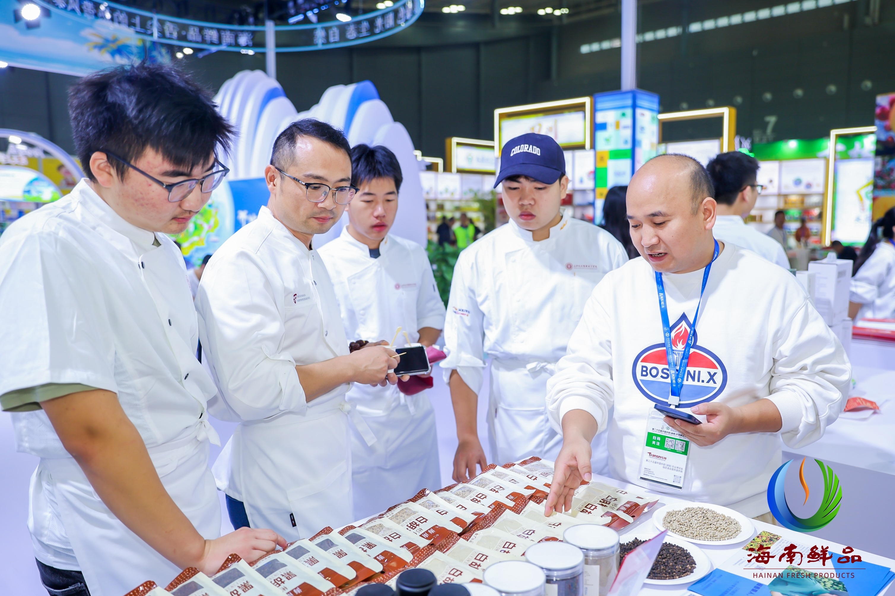 中国湘菜大师率队来我司展台现场品鉴彬侨胡椒 (2).jpg
